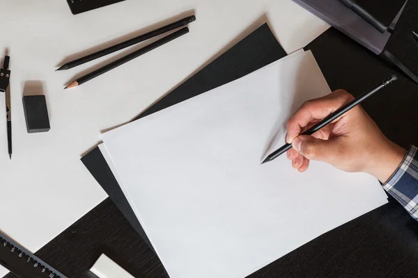 Man Trekt Een Schets Tafel Architector — Stockfoto