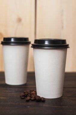 Ahşap masa üzerinde iki beyaz kağıt kahve Kupası