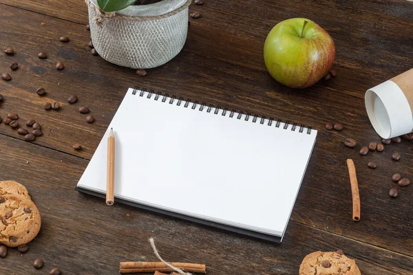 Sketchbook sobre a mesa com café e bfeakfast — Fotografia de Stock