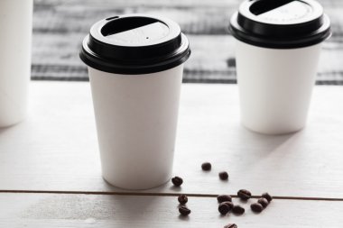 Kağıt kahve fincanı için logo, ahşap masa