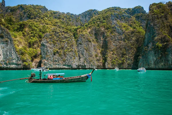 Boot neben einem Felsen im Meer, Thailand — Stockfoto