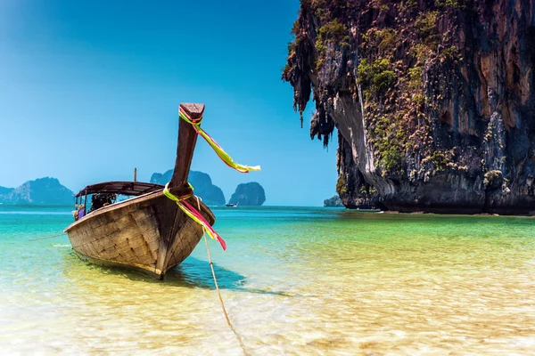 Båten intill en sten i havet, Thailand — Stockfoto