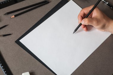 Adam bir kroki tablosunu alır.