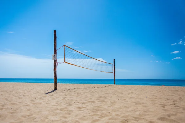 Volleyballnetz am tropischen Strand — Stockfoto