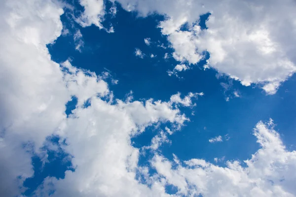 Mavi gökyüzünde kabarık bulut — Stok fotoğraf