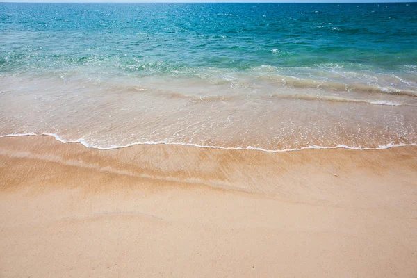 Ola de mar de color azul en la playa tropical — Foto de Stock