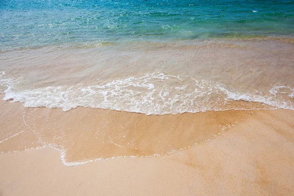 Ola de mar en la playa de arena — Foto de Stock