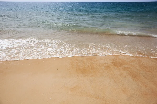 Rannikko, aalto rannalla — kuvapankkivalokuva