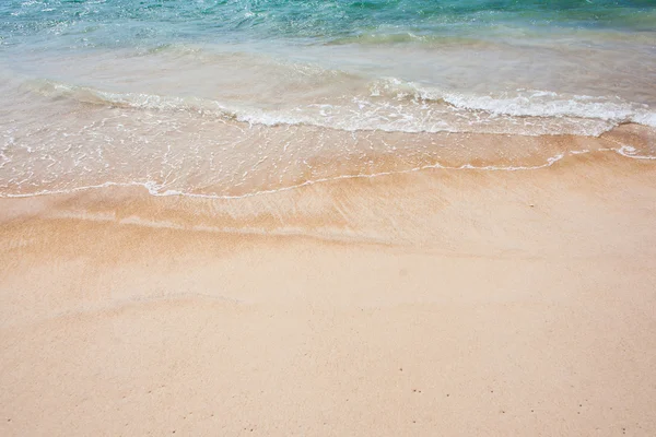 Zee Golf blauwe kleur aan het tropische strand — Stockfoto