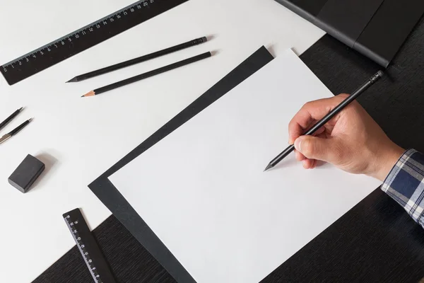 Homem desenha um esboço na mesa — Fotografia de Stock