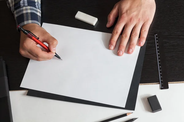 Homem desenha um esboço na mesa — Fotografia de Stock