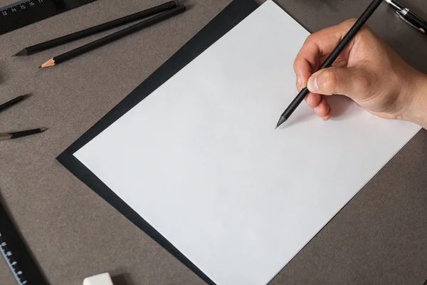 Homem desenha um esboço na mesa — Fotografia de Stock