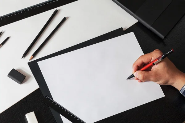 Homem desenha uma linha no papel — Fotografia de Stock