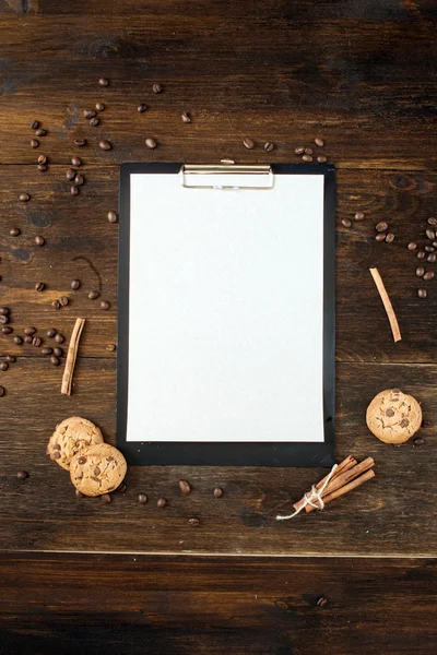 Скетчбук на столі з кавою і біффактом — стокове фото