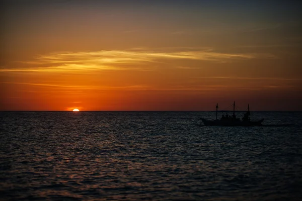 Båt och solnedgång — Stockfoto