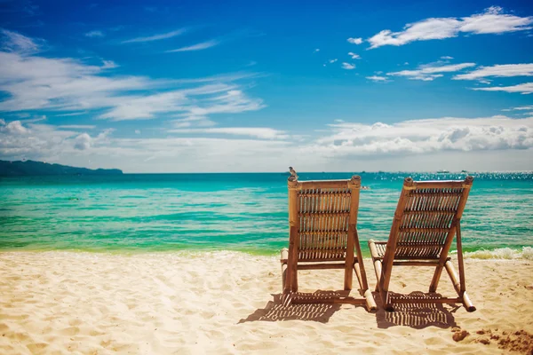 Zwei Sitzplätze am Strand — Stockfoto