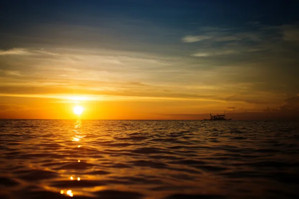 Boot und Sonnenuntergang — Stockfoto