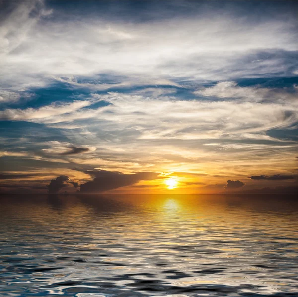 Tropikalny kolorowy zachód słońca — Zdjęcie stockowe