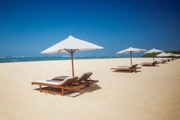 Muchos sentados en la playa — Foto de Stock