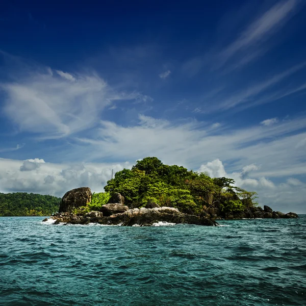 Маленький остров в море — стоковое фото