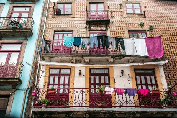 Roupa pendurada, Porto — Fotografia de Stock