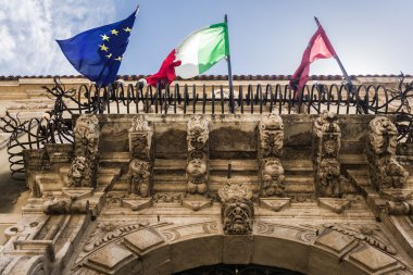 Balkonda bayrakları