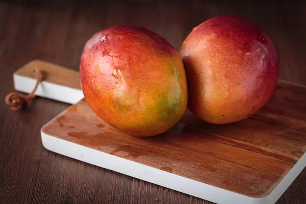 Verse rauwe mango vrucht — Stockfoto