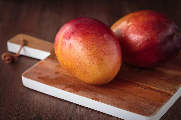 Färsk rå mango frukt — Stockfoto