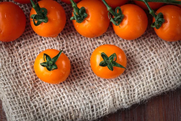 Tomates cereja de laranja frescos — Fotografia de Stock