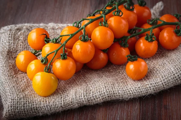 Tomates cereja de laranja frescos — Fotografia de Stock