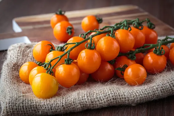 鲜橙色的樱桃西红柿 — 图库照片