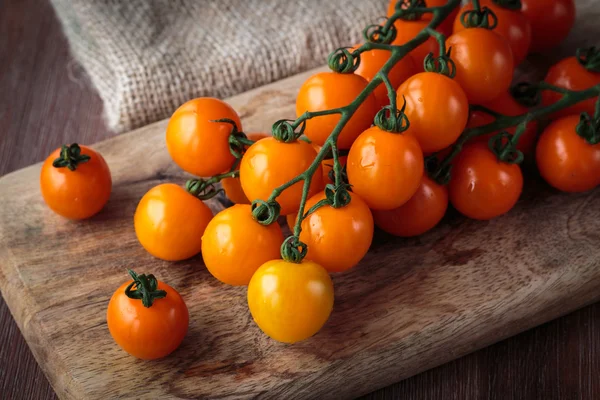 Tomates cereja de laranja frescos — Fotografia de Stock