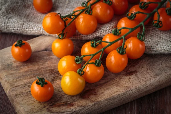 Tomates cereja de laranja frescos — Fotografia de Stock