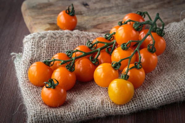 Tomates cereja de laranja frescos — Fotografia de Stock