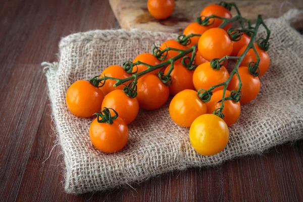 Tomates cereja de laranja frescos — Fotografia de Stock