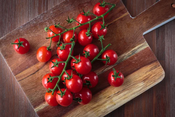 Tomates cereja em bruto frescos — Fotografia de Stock