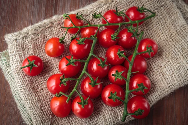 Verse rauwe cherry tomaten — Stockfoto