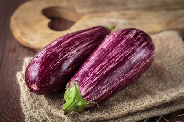 Berenjenas purpúreas frescas — Foto de Stock