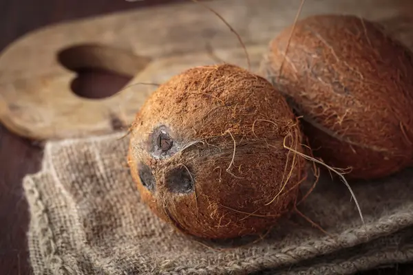 Färsk rå kokosnöt — Stockfoto