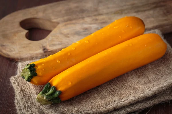 Courgettes jaunes crues fraîches — Photo