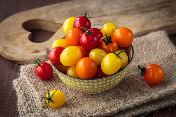 Tomates cereja em bruto frescos — Fotografia de Stock