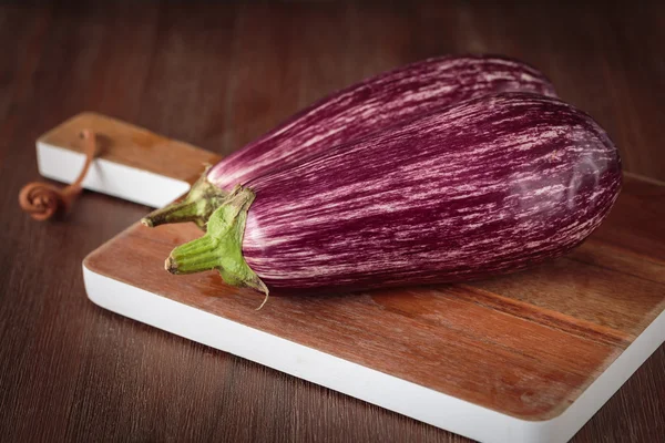 Frische rohe lila Auberginen — Stockfoto