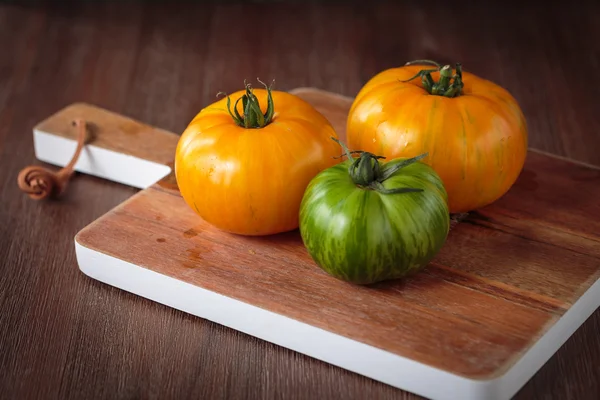 Świeże pomidory surowe zielone i żółte — Zdjęcie stockowe