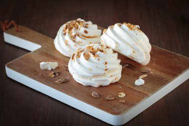 Beze kızarmış badem ile