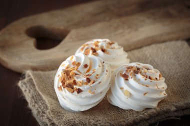 Beze kızarmış badem ile