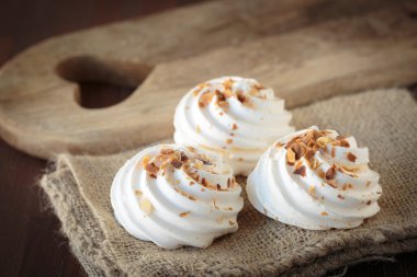 Beze kızarmış badem ile