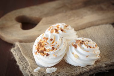 Beze kızarmış badem ile