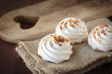 Beze kızarmış badem ile