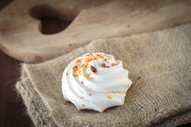 Beze kızarmış badem ile