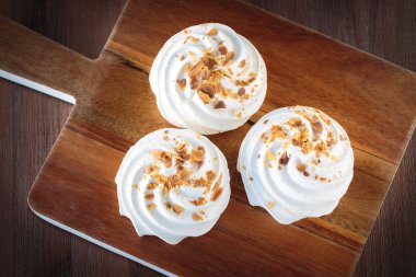 Beze kızarmış badem ile